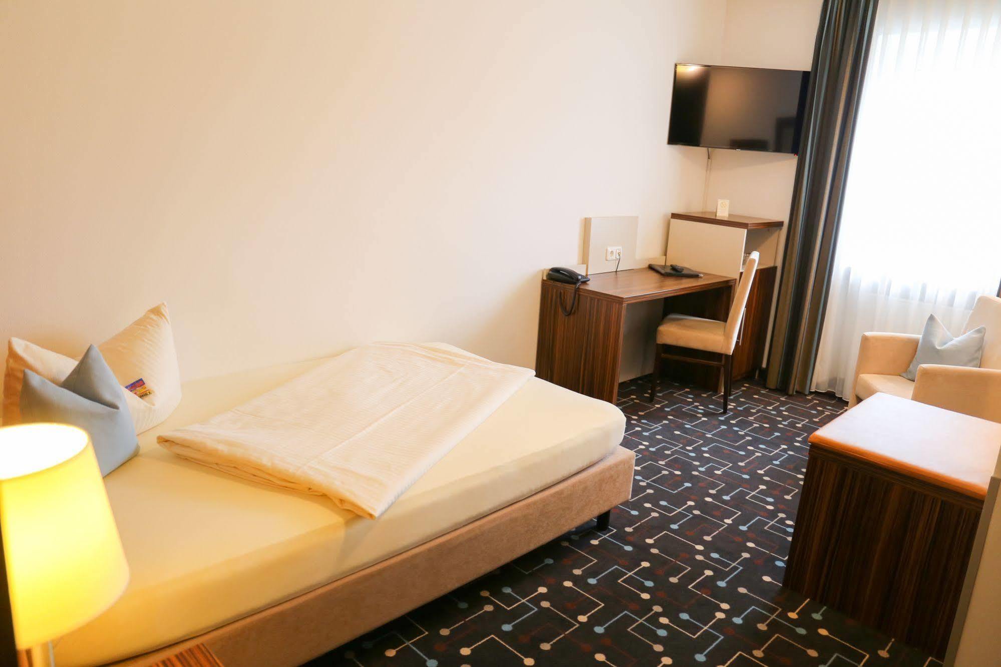 Hotel Koeniger Pliening Kültér fotó