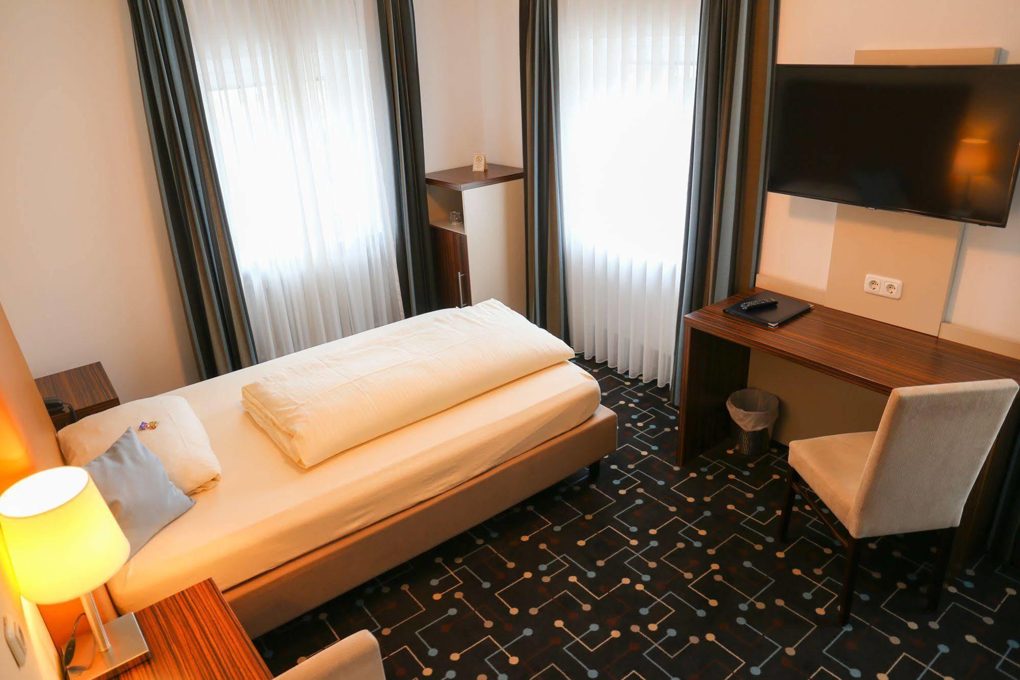 Hotel Koeniger Pliening Kültér fotó