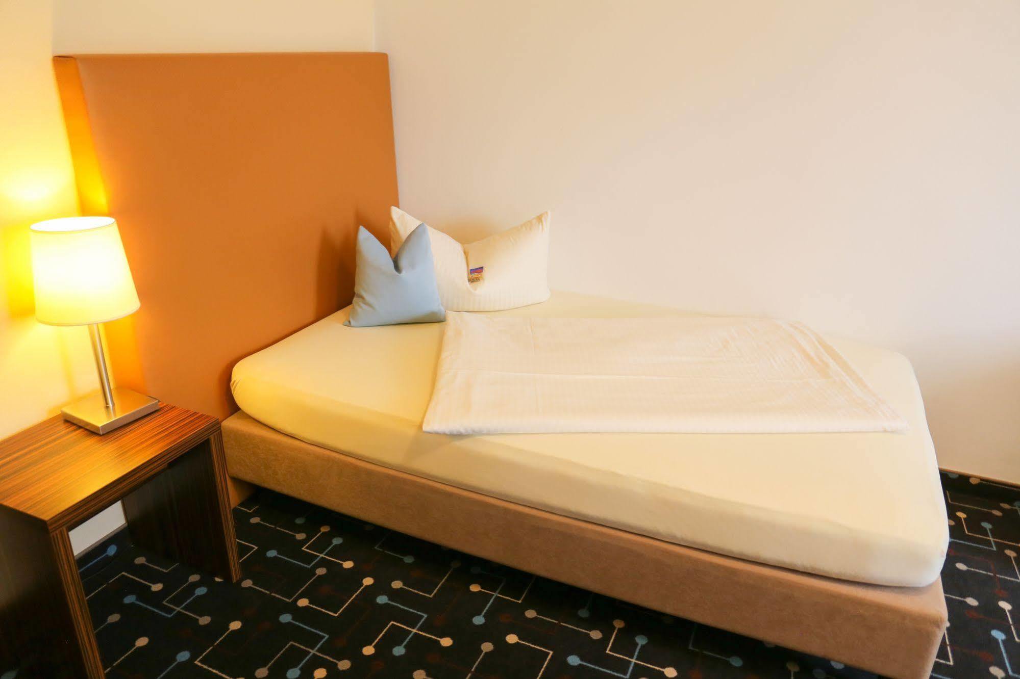 Hotel Koeniger Pliening Kültér fotó