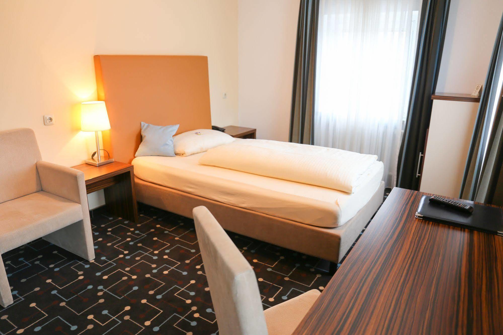 Hotel Koeniger Pliening Kültér fotó