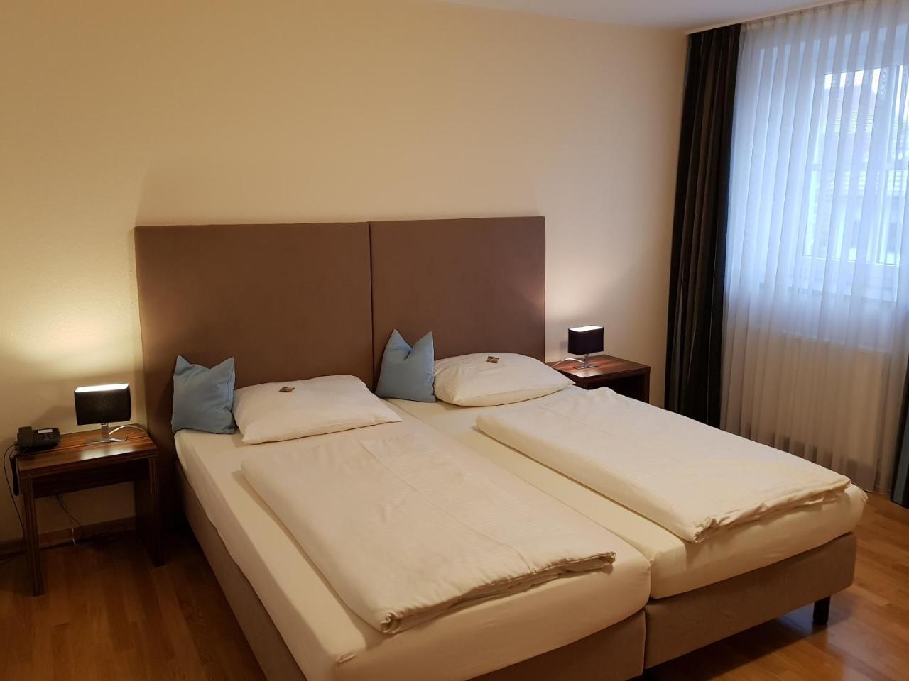 Hotel Koeniger Pliening Kültér fotó